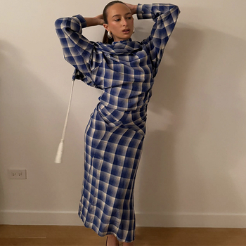 Elegantni ženski kostim s topom i suknjom u kariranom uzorku, s mock neck dekolom, zimska moda 2025