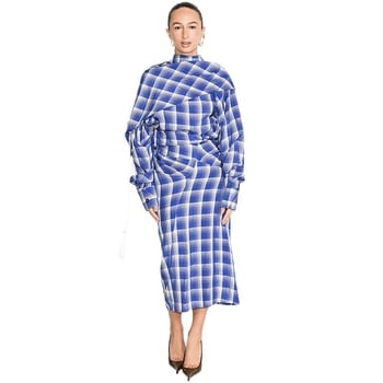 Elegantni ženski kostim s topom i suknjom u kariranom uzorku, s mock neck dekolom, zimska moda 2025