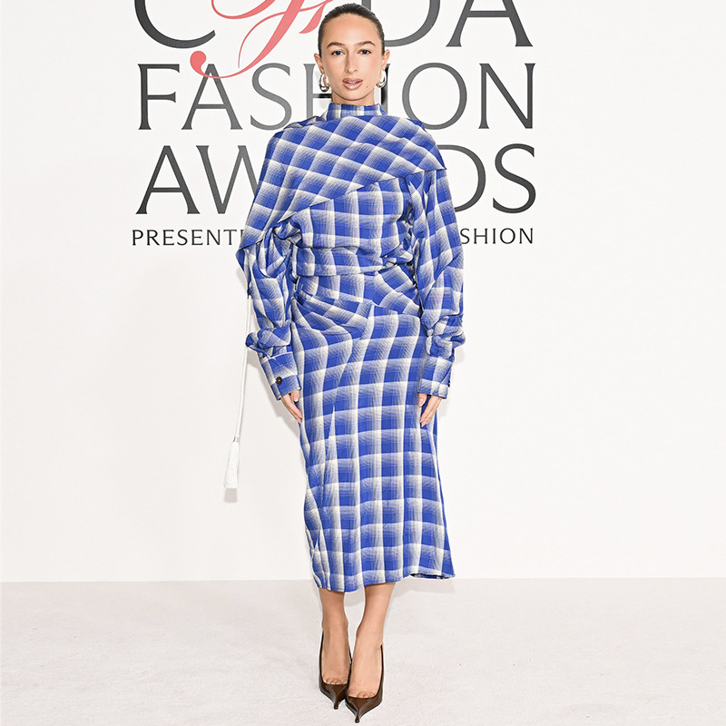 Elegantni ženski kostim s topom i suknjom u kariranom uzorku, s mock neck dekolom, zimska moda 2025