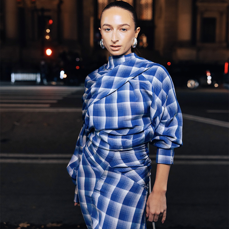 Elegantni ženski kostim s topom i suknjom u kariranom uzorku, s mock neck dekolom, zimska moda 2025