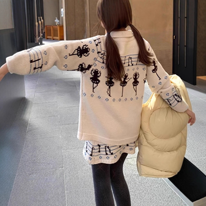 Dvodijelni kostim sa suknjom i jacquard pletenim kardiganom, jednobojni uzorak, jesen-zima 2025, ovčja vuna s teksturom velura i poliester, dugi rukavi, casual stil