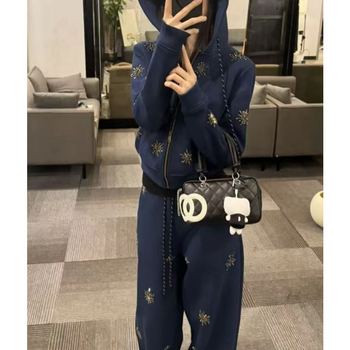 Trodjelni ženski kostim s kardiganom i dugim hlačama, jednobojna pletene tkanina, patchwork detalji, japansko-korejski ležerni stil, jesen 2025