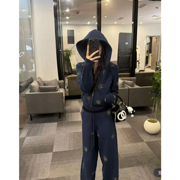 Trodjelni ženski kostim s kardiganom i dugim hlačama, jednobojna pletene tkanina, patchwork detalji, japansko-korejski ležerni stil, jesen 2025