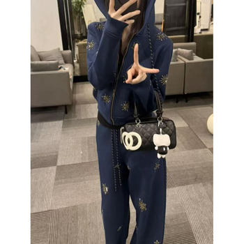 Trodjelni ženski kostim s kardiganom i dugim hlačama, jednobojna pletene tkanina, patchwork detalji, japansko-korejski ležerni stil, jesen 2025