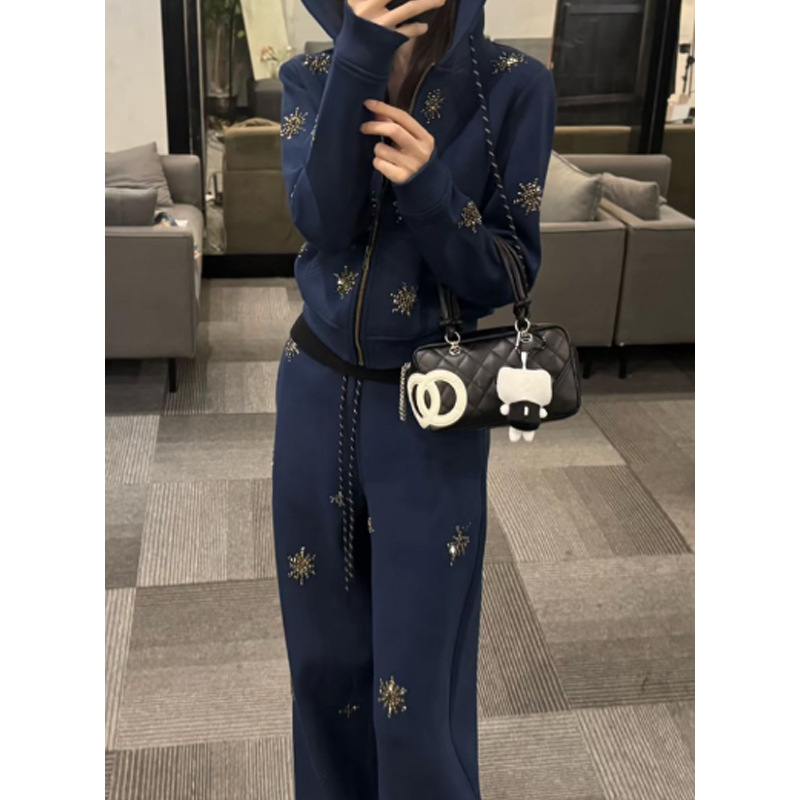 Trodjelni ženski kostim s kardiganom i dugim hlačama, jednobojna pletene tkanina, patchwork detalji, japansko-korejski ležerni stil, jesen 2025