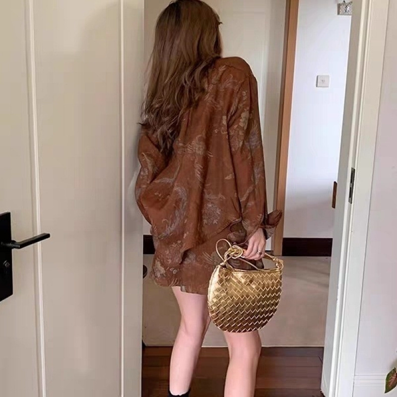 Dvodjelni casual kostim s otisnutom košulom dugih rukava i šortsima (Ljeto 2025, Gradski stil, Elegantna svakodnevica)