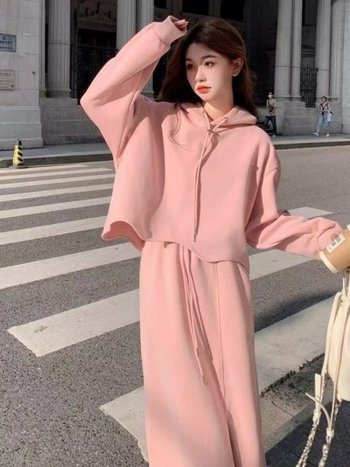 Ženski set s kapuljačom i suknjom - udoban, elegantan dvodijelni outfit