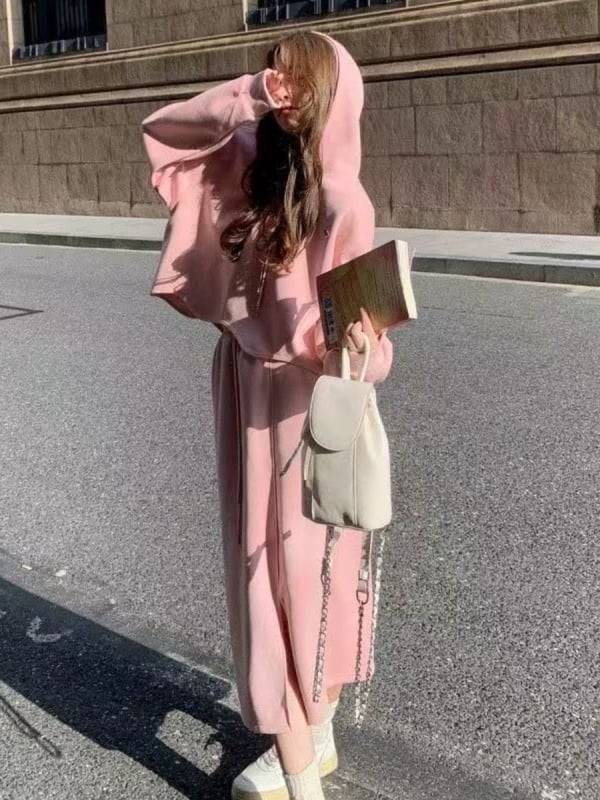Ženski set s kapuljačom i suknjom - udoban, elegantan dvodijelni outfit