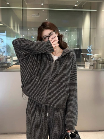 Casual prugasto odijelo s hlačama, zimska sezona 2024, stil svakodnevnog putovanja, tkanina fleece niti s prugama, glavni udio tkanine 70-80%, Spandeks manje od 30%