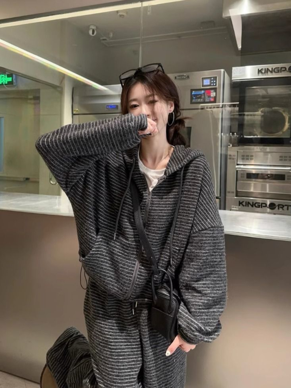 Casual prugasto odijelo s hlačama, zimska sezona 2024, stil svakodnevnog putovanja, tkanina fleece niti s prugama, glavni udio tkanine 70-80%, Spandeks manje od 30%