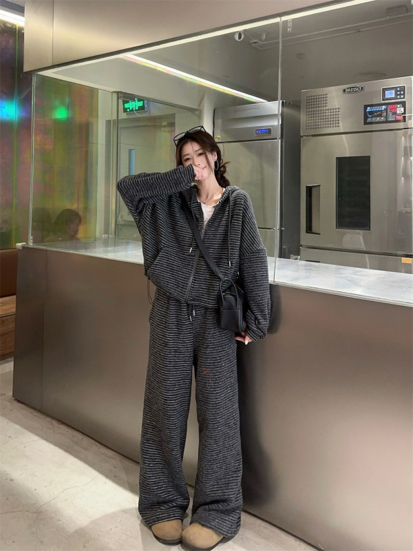 Casual prugasto odijelo s hlačama, zimska sezona 2024, stil svakodnevnog putovanja, tkanina fleece niti s prugama, glavni udio tkanine 70-80%, Spandeks manje od 30%