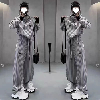 Ženski dvodijelni set: prugasti hoodie s kapuljom i dugu hlaće – opušten kroj, poliester 90–95% s otiskom i bojom