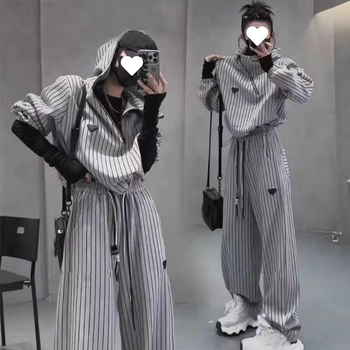 Ženski dvodijelni set: prugasti hoodie s kapuljom i dugu hlaće – opušten kroj, poliester 90–95% s otiskom i bojom