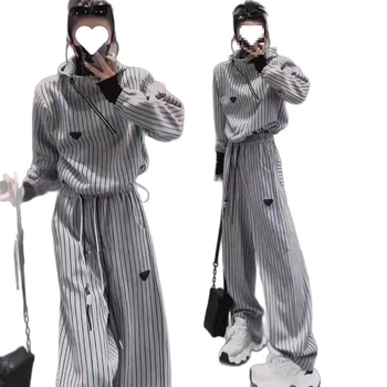 Ženski dvodijelni set: prugasti hoodie s kapuljom i dugu hlaće – opušten kroj, poliester 90–95% s otiskom i bojom