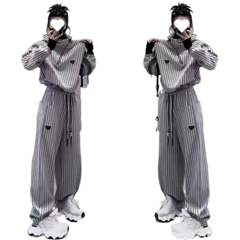 Ženski dvodijelni set: prugasti hoodie s kapuljom i dugu hlaće – opušten kroj, poliester 90–95% s otiskom i bojom