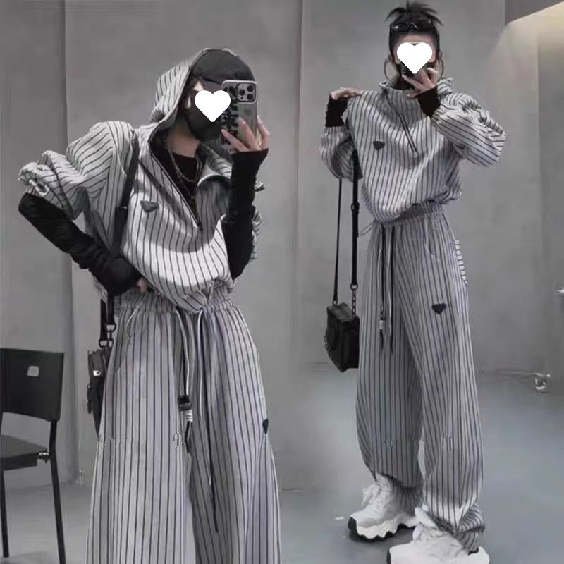 Ženski dvodijelni set: prugasti hoodie s kapuljom i dugu hlaće – opušten kroj, poliester 90–95% s otiskom i bojom