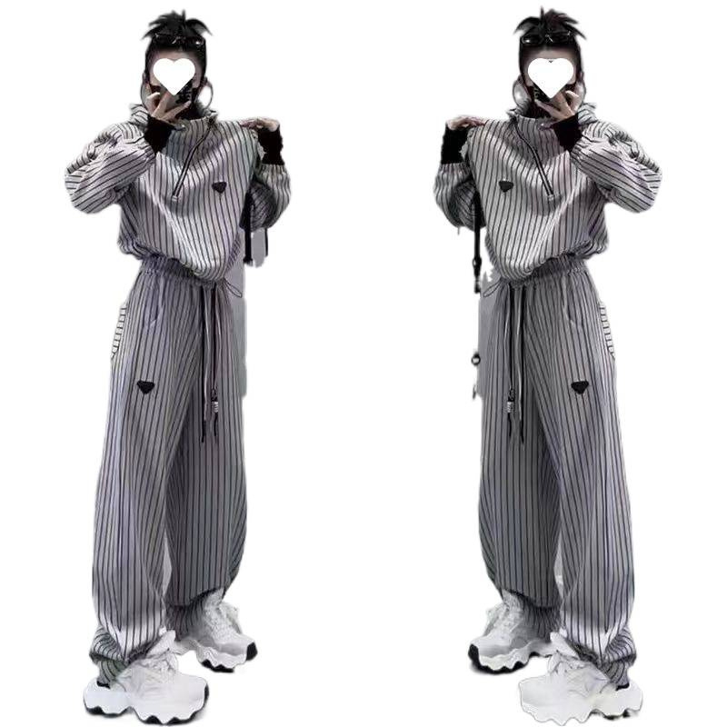 Ženski dvodijelni set: prugasti hoodie s kapuljom i dugu hlaće – opušten kroj, poliester 90–95% s otiskom i bojom