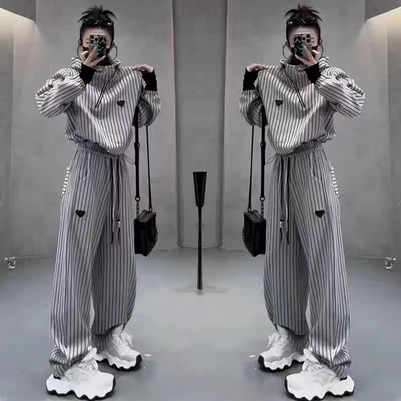 Ženski dvodijelni set: prugasti hoodie s kapuljom i dugu hlaće – opušten kroj, poliester 90–95% s otiskom i bojom