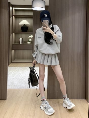 Dva dijela seta: pulover s V izdvojem i plisirana suknja, korejskog stila; poliester 95%+, dugi rukavi, ležerni stil