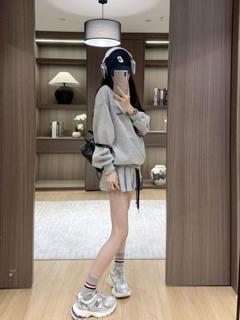 Dva dijela seta: pulover s V izdvojem i plisirana suknja, korejskog stila; poliester 95%+, dugi rukavi, ležerni stil