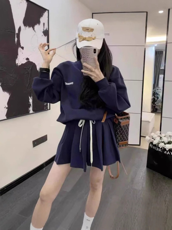 Dva dijela seta: pulover s V izdvojem i plisirana suknja, korejskog stila; poliester 95%+, dugi rukavi, ležerni stil