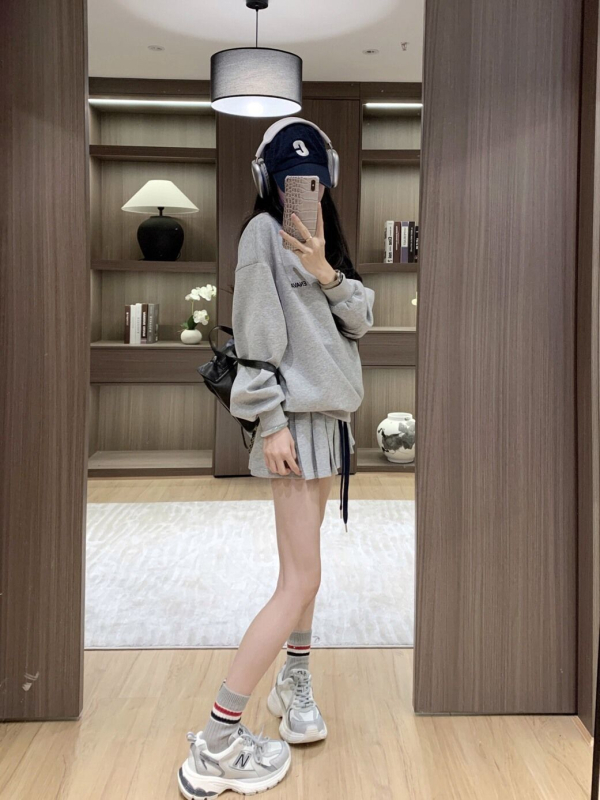 Dva dijela seta: pulover s V izdvojem i plisirana suknja, korejskog stila; poliester 95%+, dugi rukavi, ležerni stil