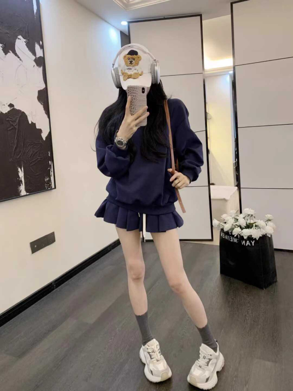 Dva dijela seta: pulover s V izdvojem i plisirana suknja, korejskog stila; poliester 95%+, dugi rukavi, ležerni stil