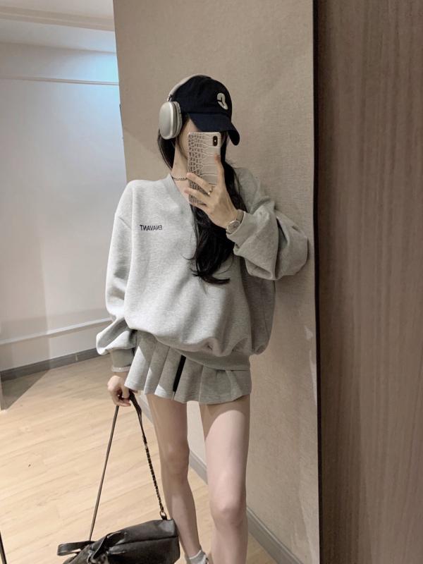 Dva dijela seta: pulover s V izdvojem i plisirana suknja, korejskog stila; poliester 95%+, dugi rukavi, ležerni stil