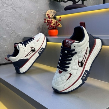 Férfiaknak készült vastag talpú sportcipő, lélegző bélésű bőrrel, felső része marhabőrből készült velúr, alacsony szárú