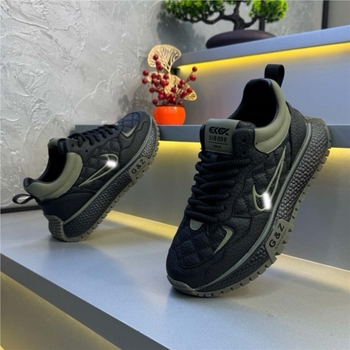 Férfiaknak készült vastag talpú sportcipő, lélegző bélésű bőrrel, felső része marhabőrből készült velúr, alacsony szárú