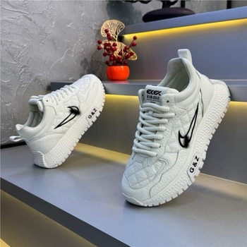 Férfiaknak készült vastag talpú sportcipő, lélegző bélésű bőrrel, felső része marhabőrből készült velúr, alacsony szárú