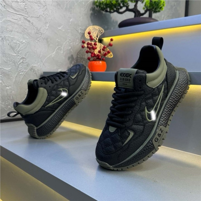 Férfiaknak készült vastag talpú sportcipő, lélegző bélésű bőrrel, felső része marhabőrből készült velúr, alacsony szárú