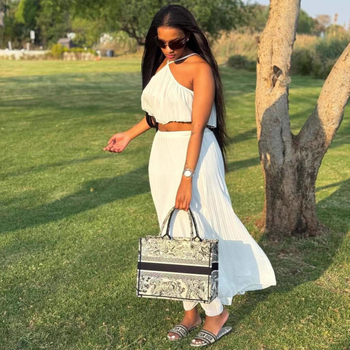 Bijeli plisirani halter-top i set midi suknje za žene