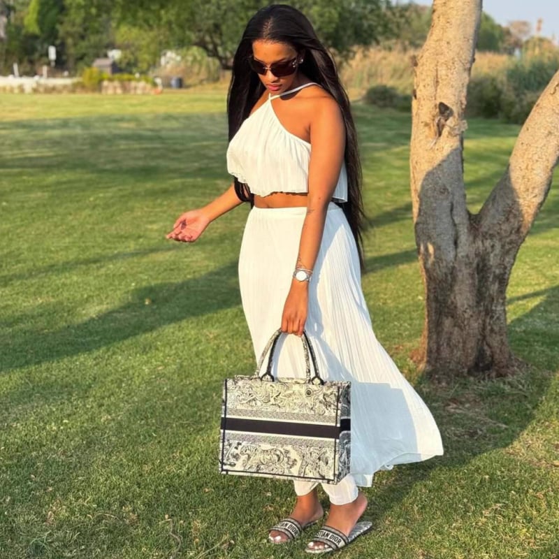 Bijeli plisirani halter-top i set midi suknje za žene