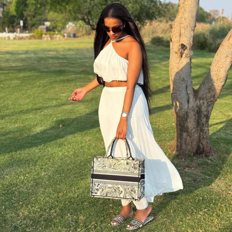 Bijeli plisirani halter-top i set midi suknje za žene