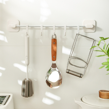 Plastični zidni kuhinjski držač — višenamjenski držač za žlice, spatule i ručnike, moderan minimalistički dizajn