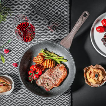 Hoshino plosnati tiganj – aluminij, non-stick, višeslojno dno, kompatibilan s plinskim i indukcijskim pločama, stakleni poklop