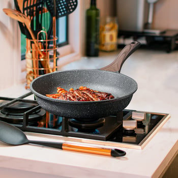 Hoshino plosnati tiganj – aluminij, non-stick, višeslojno dno, kompatibilan s plinskim i indukcijskim pločama, stakleni poklop