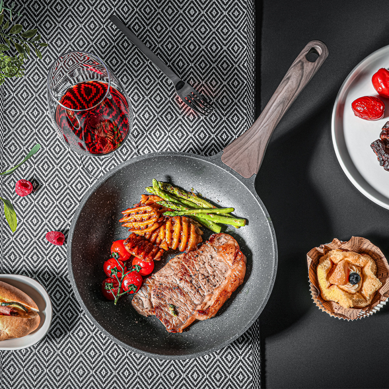 Hoshino plosnati tiganj – aluminij, non-stick, višeslojno dno, kompatibilan s plinskim i indukcijskim pločama, stakleni poklop