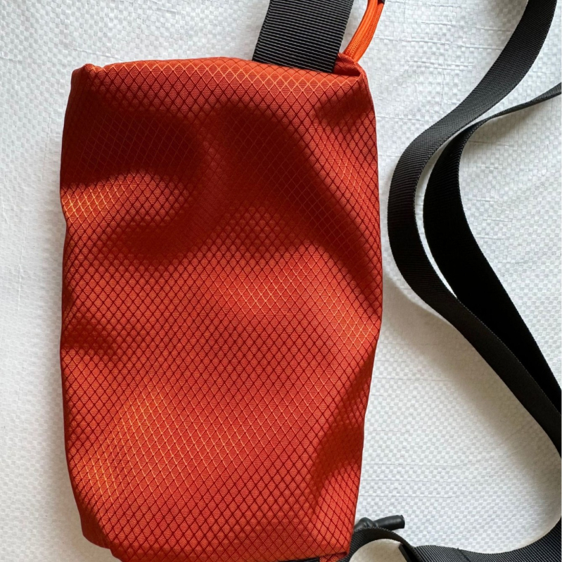 Mini4L sling torba za vožnju biciklom — magnetska crossbody, vodootporni najlon, unisex, kompatibilna s 8-inčnim prijenosnikom, kapacitet ispod 20L