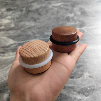 Cilindrični drveni stopper za vrata, Model: Cilindrični drveni stopper za vrata; Materijal: buk i sapeli drvo; Ugradnja: na podu; Površina: glatko voskirano završno; Stil: moderni minimalistički