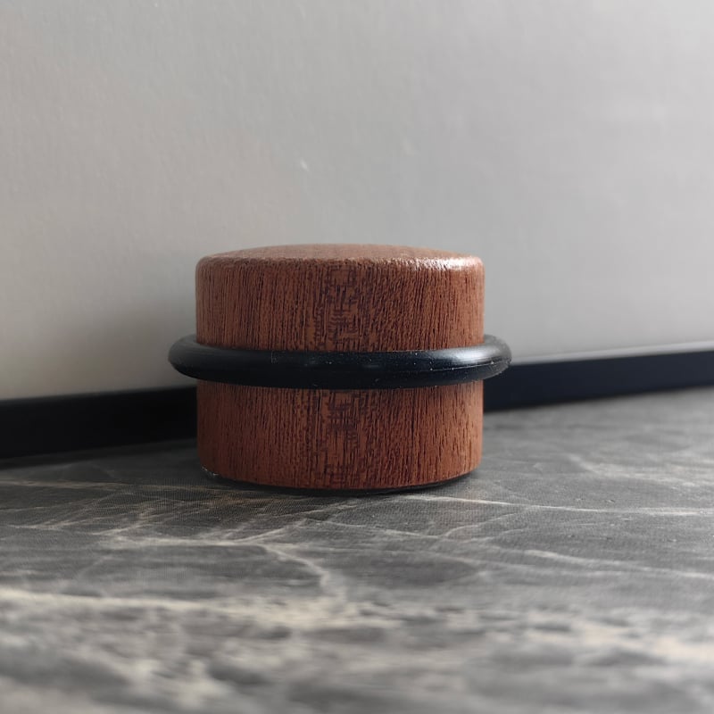Cilindrični drveni stopper za vrata, Model: Cilindrični drveni stopper za vrata; Materijal: buk i sapeli drvo; Ugradnja: na podu; Površina: glatko voskirano završno; Stil: moderni minimalistički