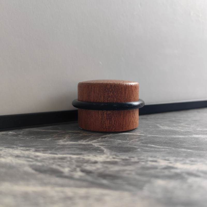 Cilindrični drveni stopper za vrata, Model: Cilindrični drveni stopper za vrata; Materijal: buk i sapeli drvo; Ugradnja: na podu; Površina: glatko voskirano završno; Stil: moderni minimalistički