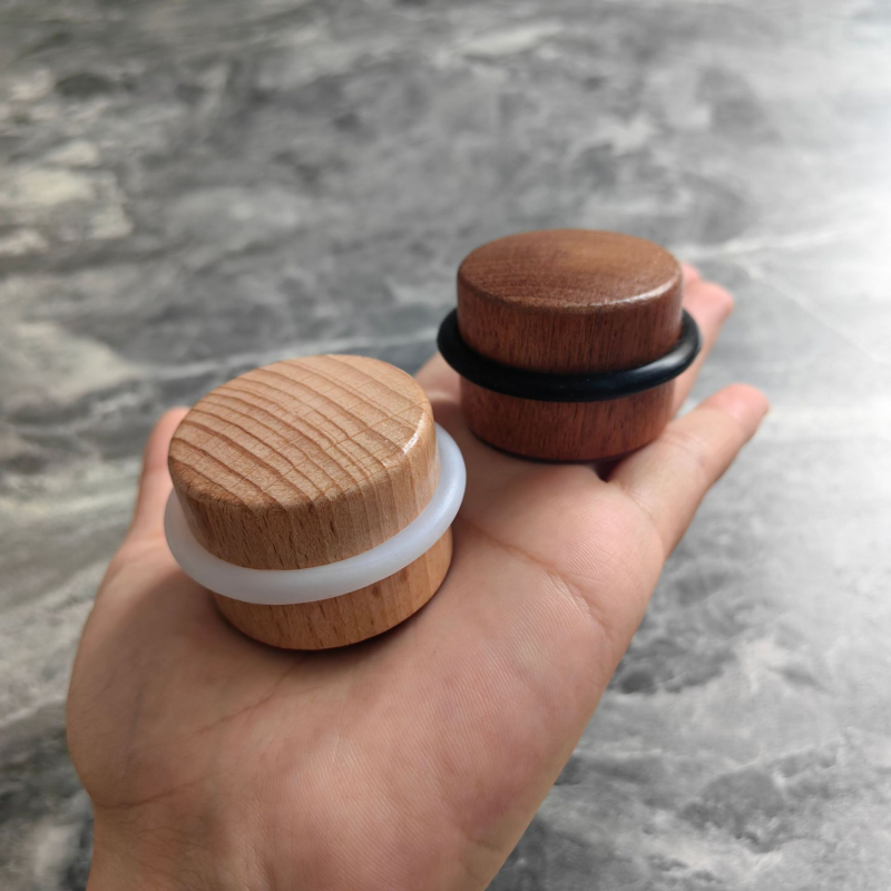Cilindrični drveni stopper za vrata, Model: Cilindrični drveni stopper za vrata; Materijal: buk i sapeli drvo; Ugradnja: na podu; Površina: glatko voskirano završno; Stil: moderni minimalistički