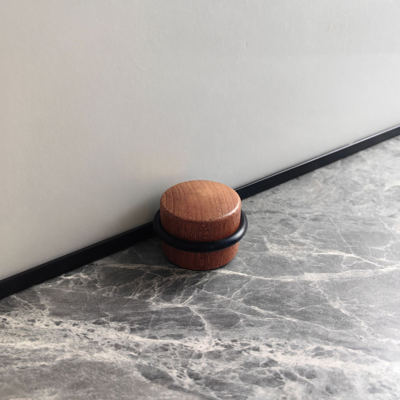 Cilindrični drveni stopper za vrata, Model: Cilindrični drveni stopper za vrata; Materijal: buk i sapeli drvo; Ugradnja: na podu; Površina: glatko voskirano završno; Stil: moderni minimalistički