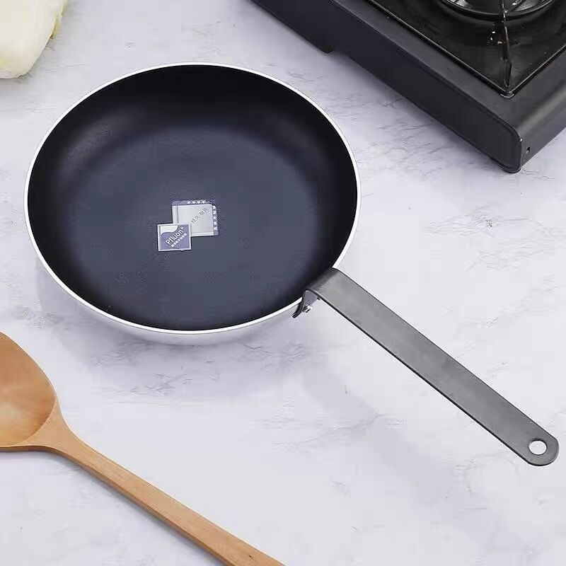 Ekstra debeli tiganj od aluminijske legure, neprijanjajući premaz, plosno dno s dvostrukim dnom, kompatibilan s indukcijom i plinskim štednjakom, za jaja, knedle, steak i palačinke.