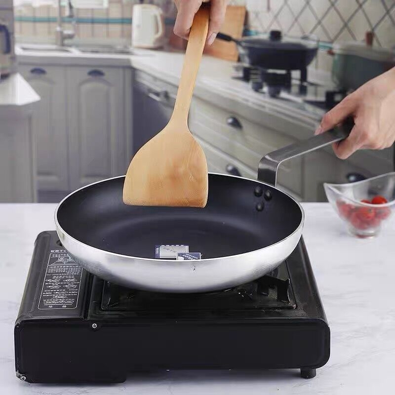 Ekstra debeli tiganj od aluminijske legure, neprijanjajući premaz, plosno dno s dvostrukim dnom, kompatibilan s indukcijom i plinskim štednjakom, za jaja, knedle, steak i palačinke.