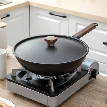 Wok od pročišćenog željeza, otporan na hrđu, kompatibilan sa svim vrstama štednjaka, dubina 9,4 cm, težina 2,3 kg