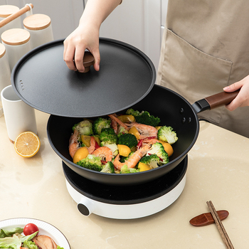 Wok od pročišćenog željeza, otporan na hrđu, kompatibilan sa svim vrstama štednjaka, dubina 9,4 cm, težina 2,3 kg