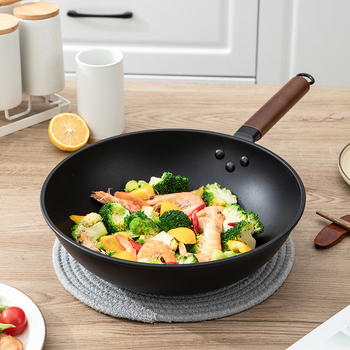 Wok od pročišćenog željeza, otporan na hrđu, kompatibilan sa svim vrstama štednjaka, dubina 9,4 cm, težina 2,3 kg